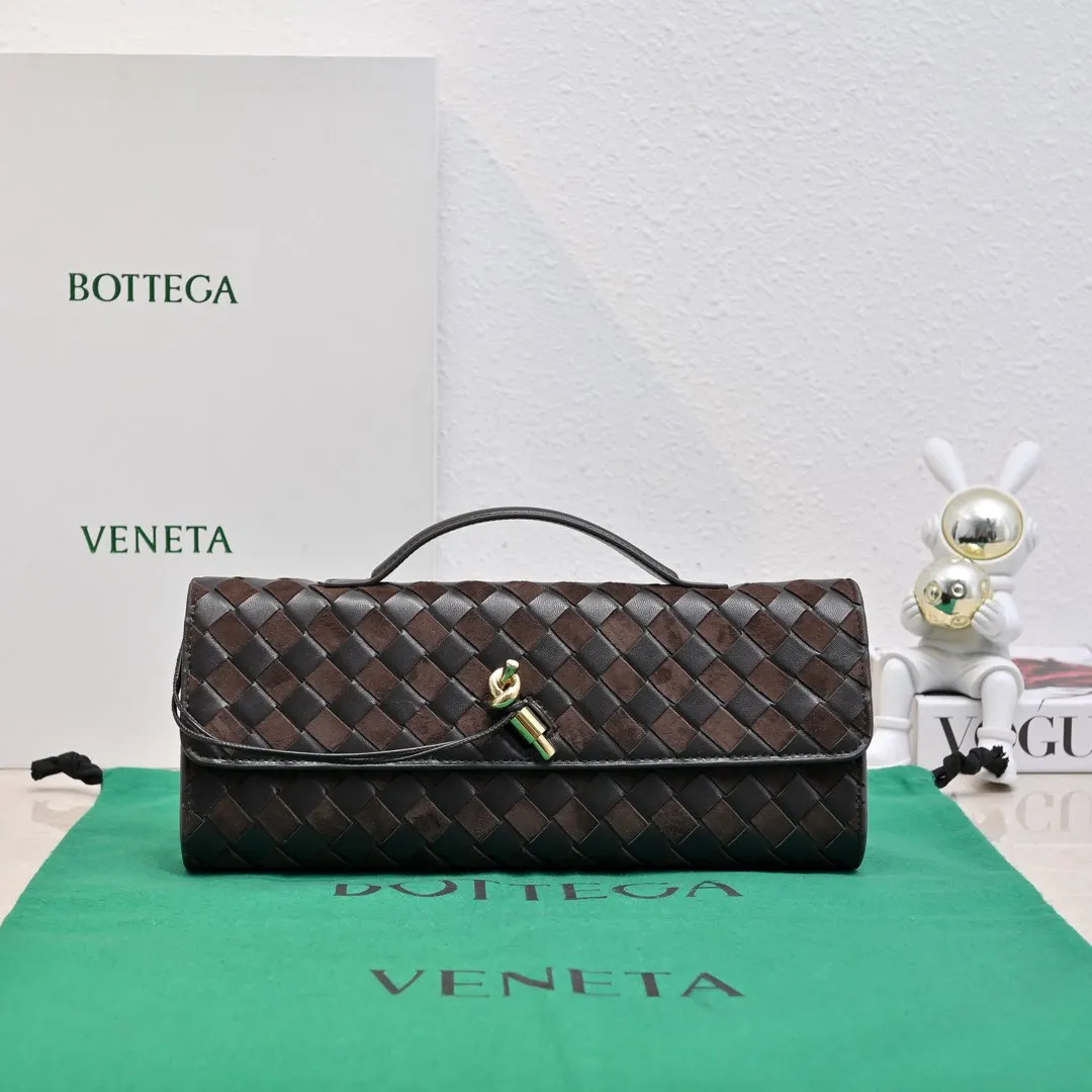 Batch 1360 #Bv New Deerskin Clutch 🎈 The deerskin brown bag with extra points for autumn and winter is so beautiful~🍂 Made of classic woven sheepskin and deerskin, it looks like Maillard for autumn and winter🤎 It can be held by hand, carried by hand or carried under the arm. The metal knot embellishment exudes temperament and nobility~ , equipped with a zipper compartment inside, it is a good companion for your daily life🧑‍❤️‍💋‍🧑, whether you are walking on the red carpet or attending a dinner, it will add a unique charm to you💞 Model: 1511 Size: 31x13x3